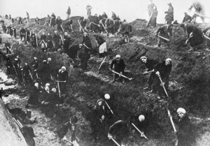 Women digging  trenches around Moscow in 1941